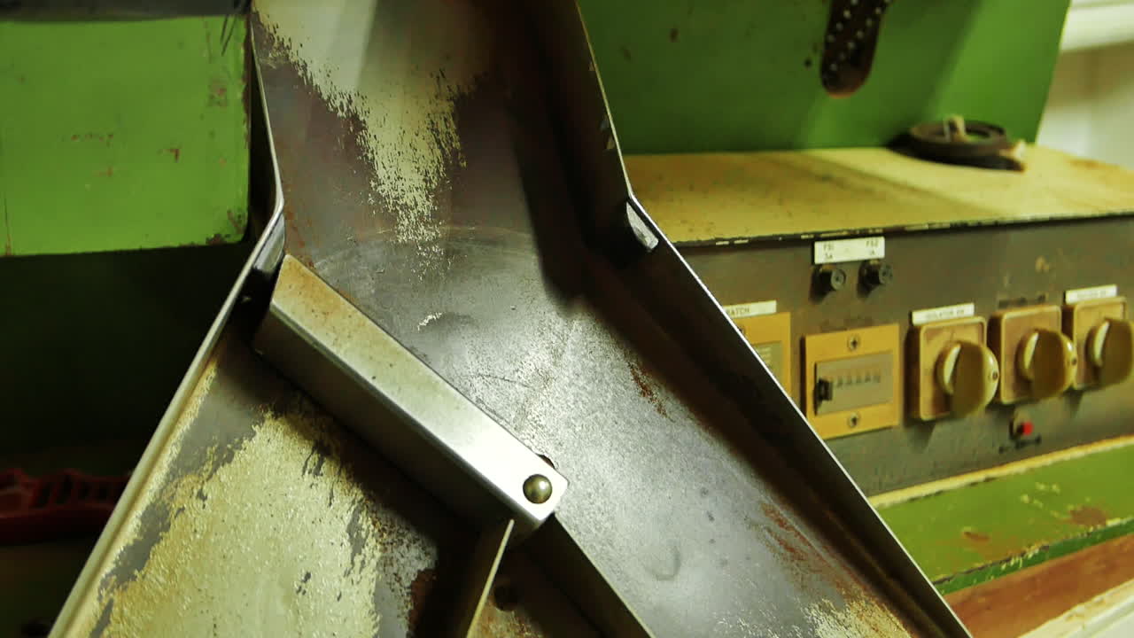 포르투갈 아조레스의 사오 미구엘 섬에 있는 차 농장의 티백 분리 기계