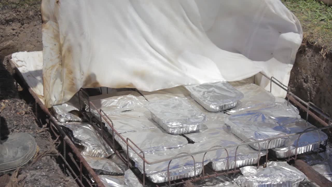 крупный план ханги - традиционного способа приготовления пищи, используемого маори