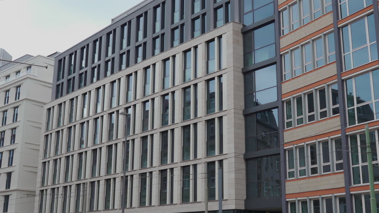 современное здание в центре города