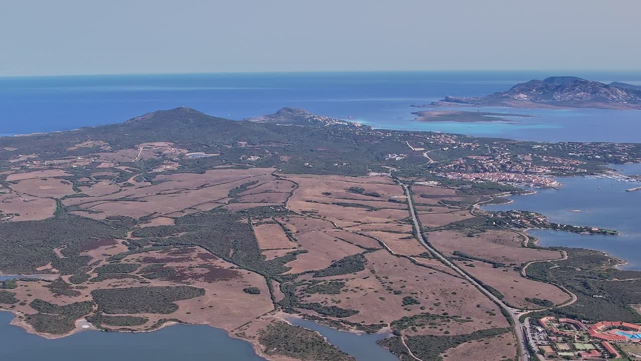 Esplorare il paesaggio della Sardegna vicino alla costa e alle acque