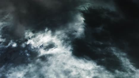 nubes cumulonimbus oscuras moviéndose en el cielo