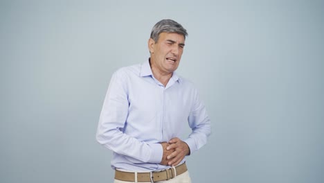 el anciano tiene dolor de estómago.