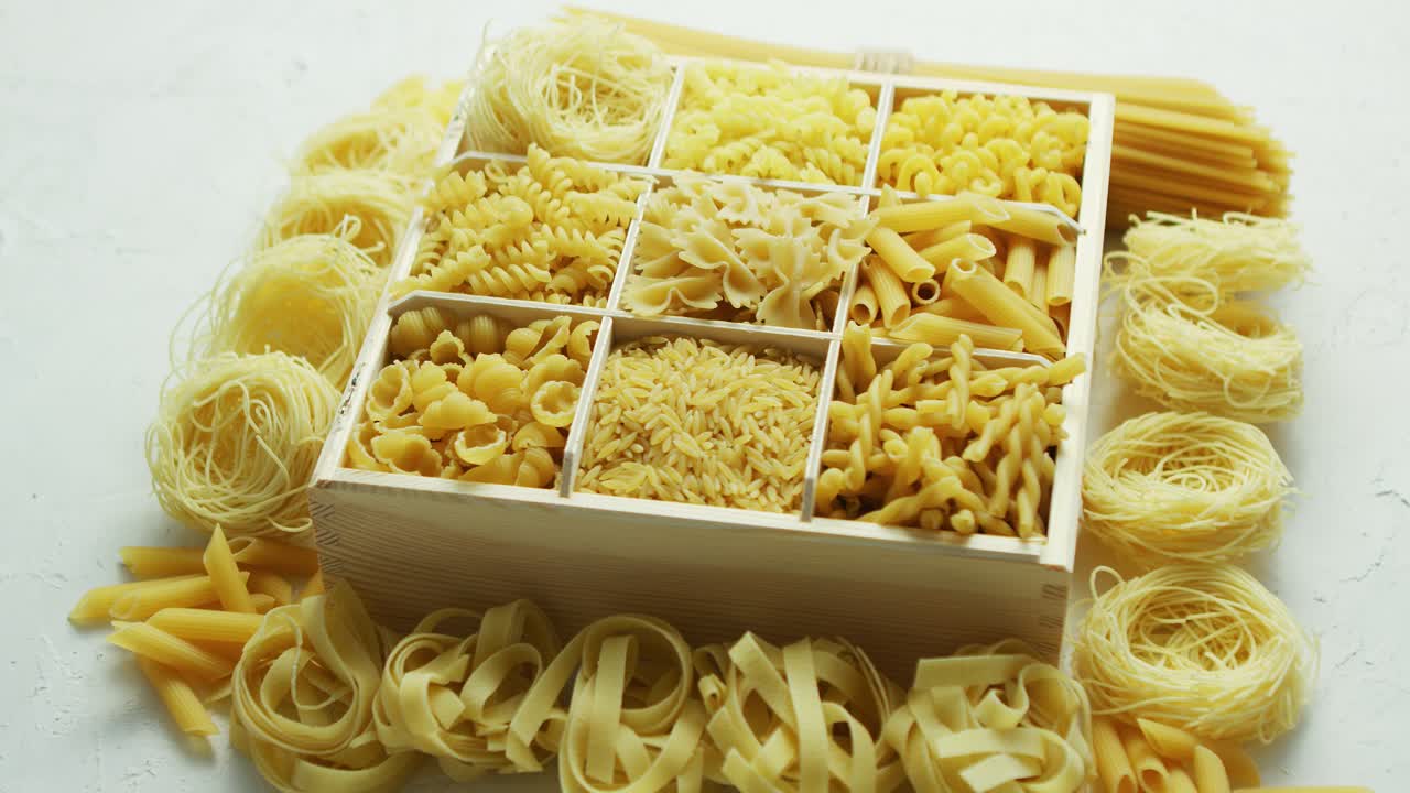 caja con gran surtido de pasta