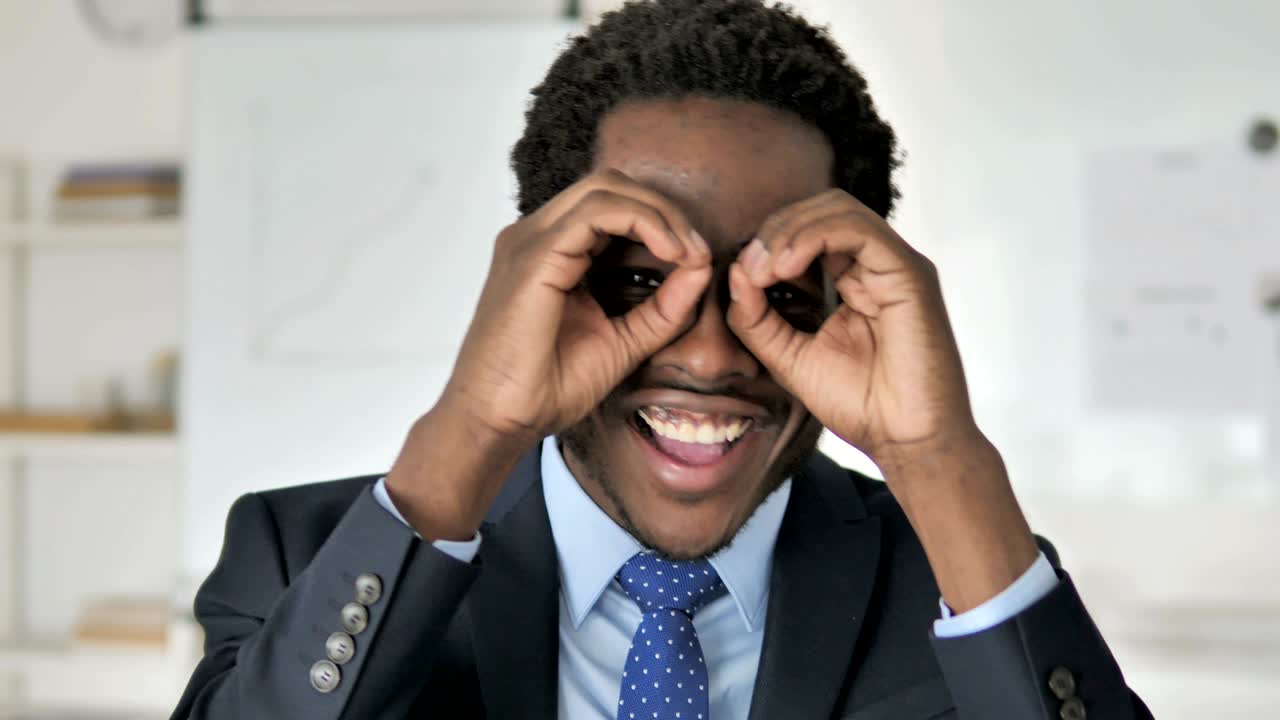 binocular hecho a mano, hombre de negocios africano en busca de oportunidad