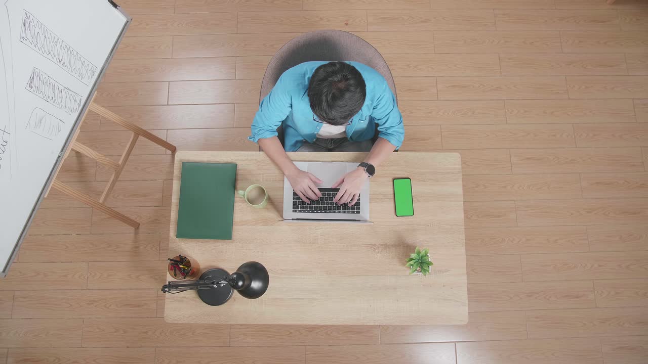 가정 사무실 책상 에서 노트북 을 사용 하고 있는 사람