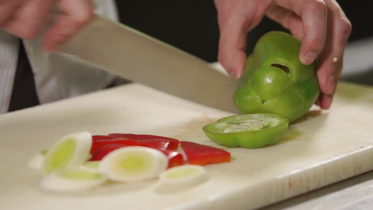 chef cortando verduras