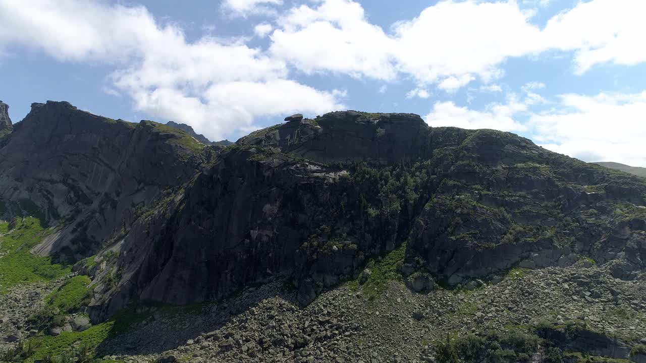 푸른 풀 과 파란 하늘 이 있는 산맥 의 공중 풍경