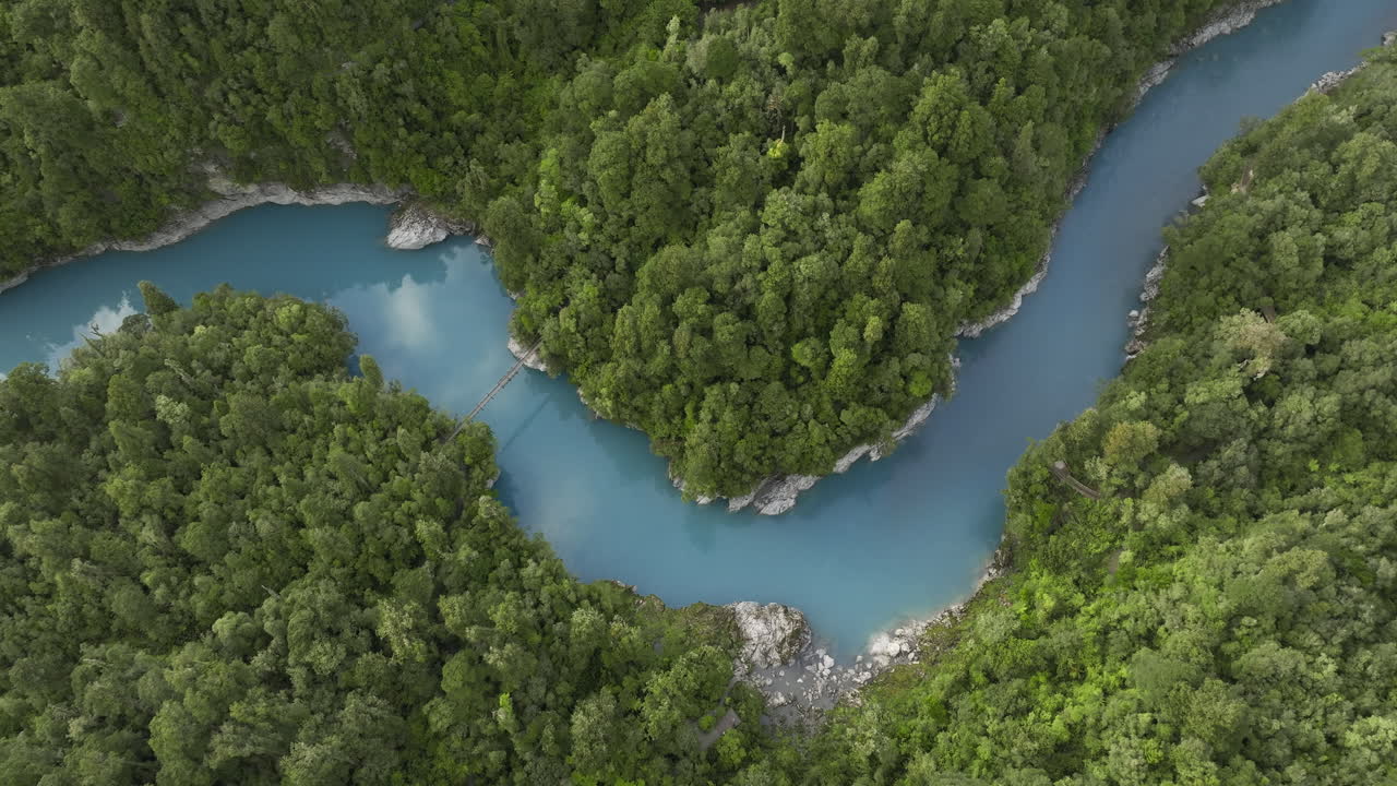 Meandrująca błękitna rzeka w Wąwozie Hokitika przez las w Nowej Zelandii