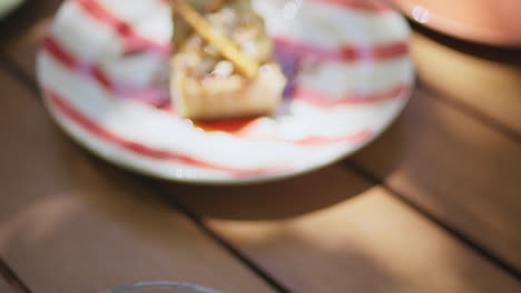 plato de postre de mousse de bayas de primer plano en el café de verano. comida dulce sabrosa en la mesa