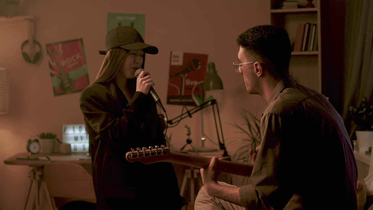 두 친구 가 음악 을 연주 하고 있다