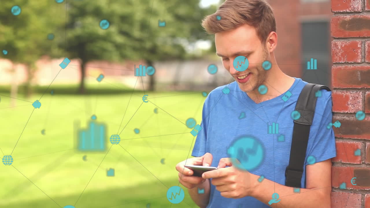 joven caucásico hablando por teléfono