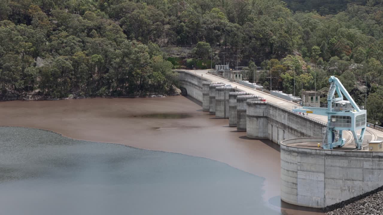 agua sucia de lodo en la parte superior de la represa de warragamba en sydney, australia