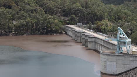 Agua-Sucia-De-Lodo-En-La-Parte-Superior-De-La-Represa-De-Warragamba-En-Sydney,-Australia