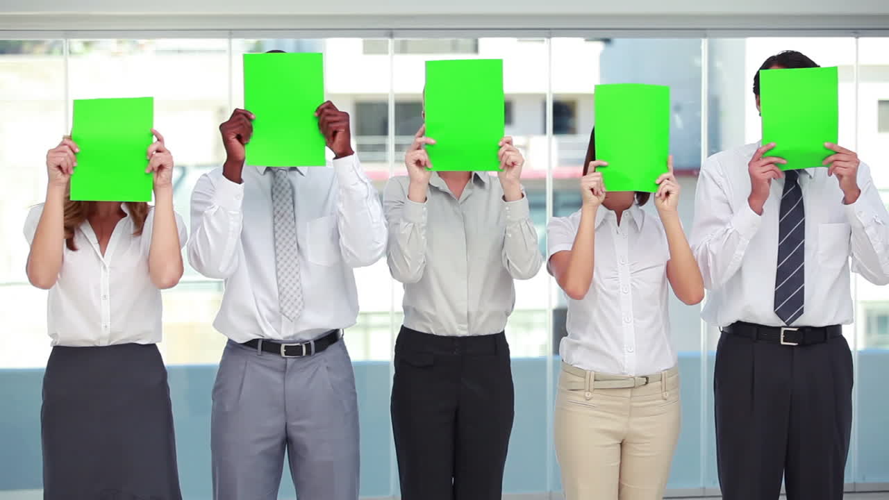 한 줄에 서 있는 사업가들