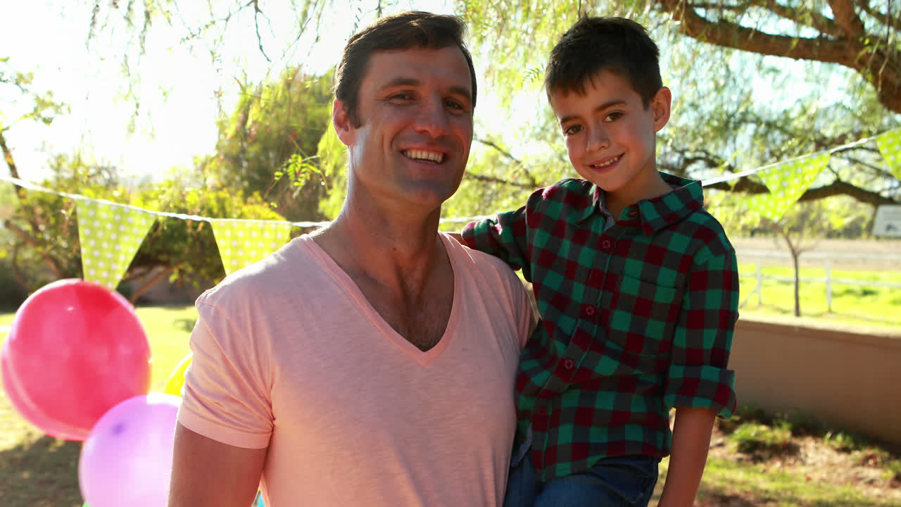 retrato de un padre feliz llevando a su hijo en el parque 4k