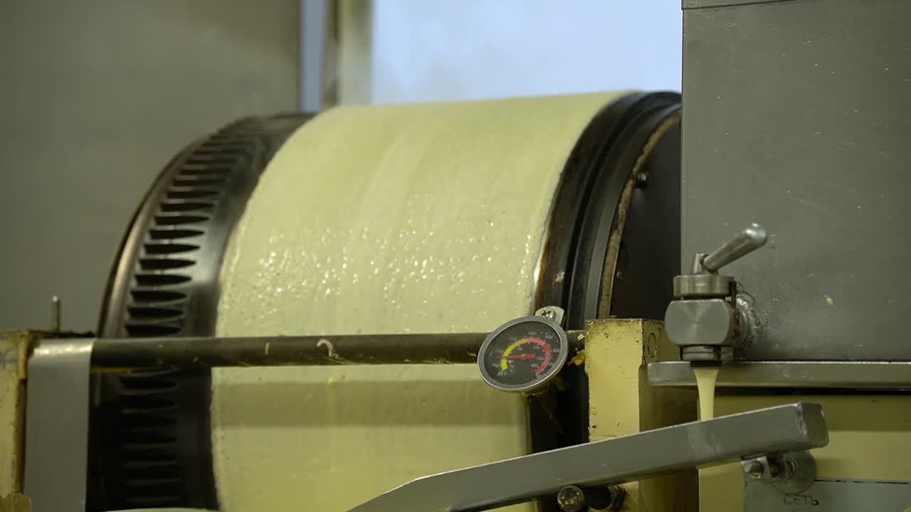 un rodillo que estira la masa