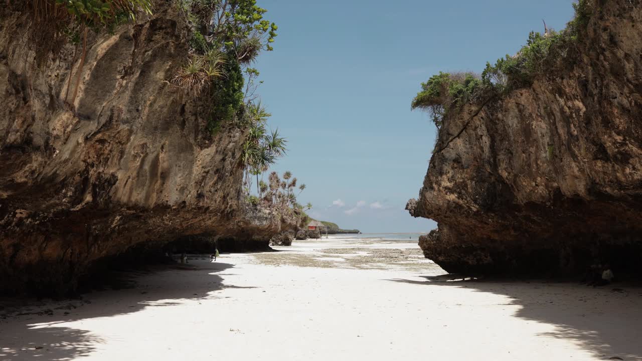 playa de arena blanca en mtende, zanzíbar, tanzania, panorámico de tiro ancho a la derecha