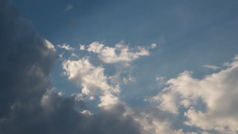 Sich-Bewegende-Sommerwolken-Im-Zeitraffer-Vor-Blauem-Himmel-Bei-Sonnenuntergang-Und-Sonnenstrahlen