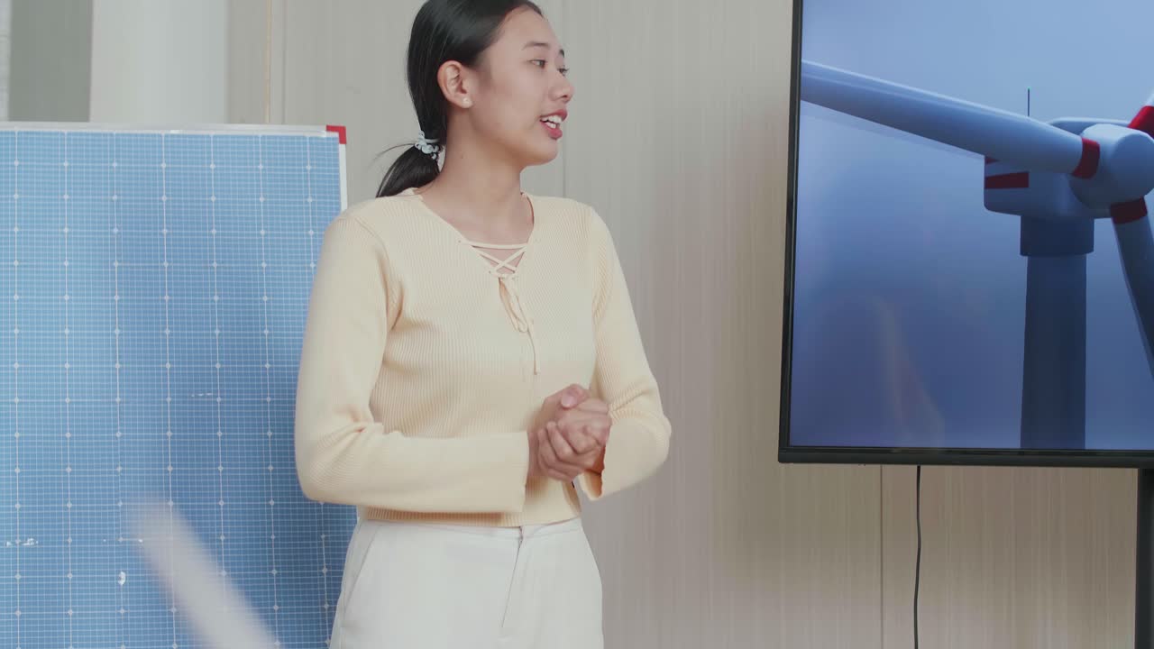 신재생에너지에 대한 강연을 하는 여성