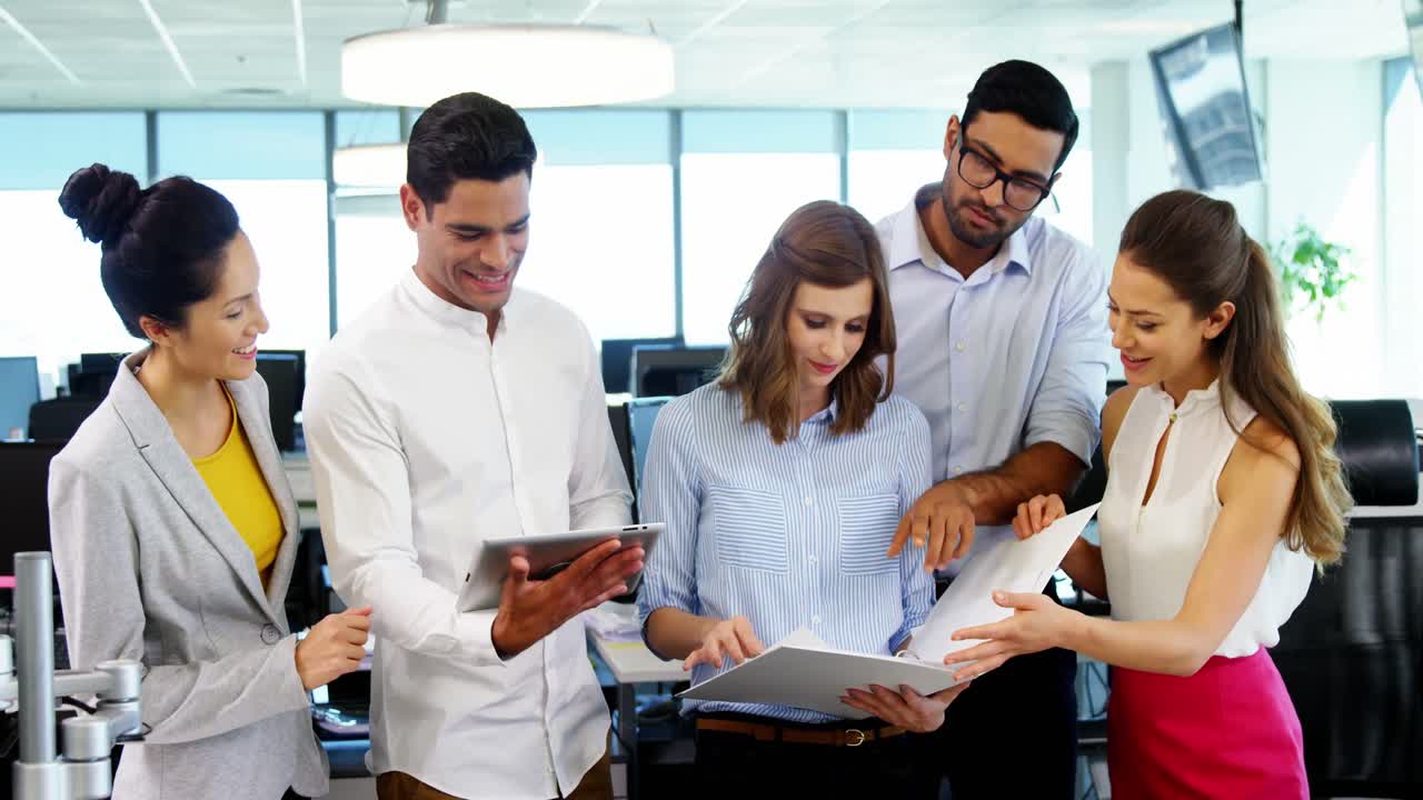 colegas de negocios discutiendo sobre el documento