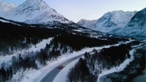 Luftaufnahme-Der-Wunderschönen-Landschaft-Der-Lyngenalpen,-Norwegen