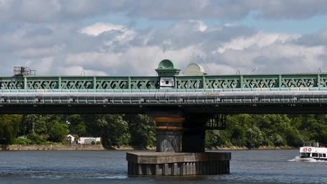 coge un barco rápido bajo el puente putney, londres, reino unido.