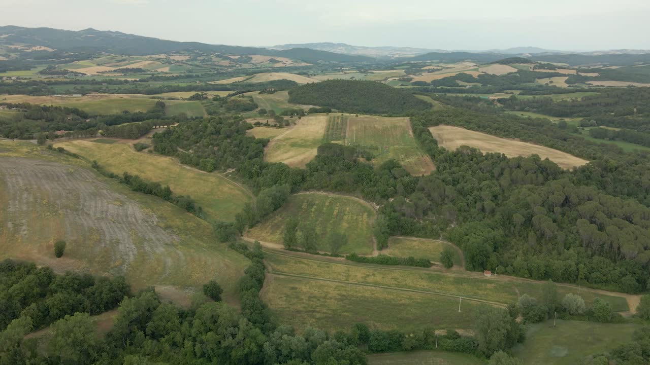 imágenes aéreas de toscana en italia campos cultivados verano, agricultura europea.