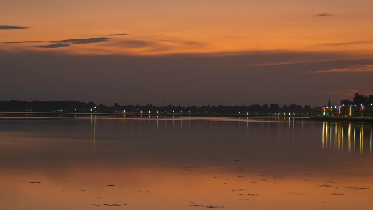 Sunset Timelapse in front of a large lake Forshore road