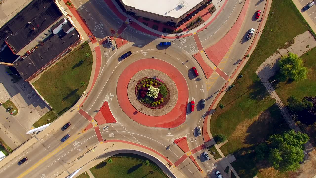 lapso de tiempo aéreo escénico de la rotonda, coches acelerando en círculo