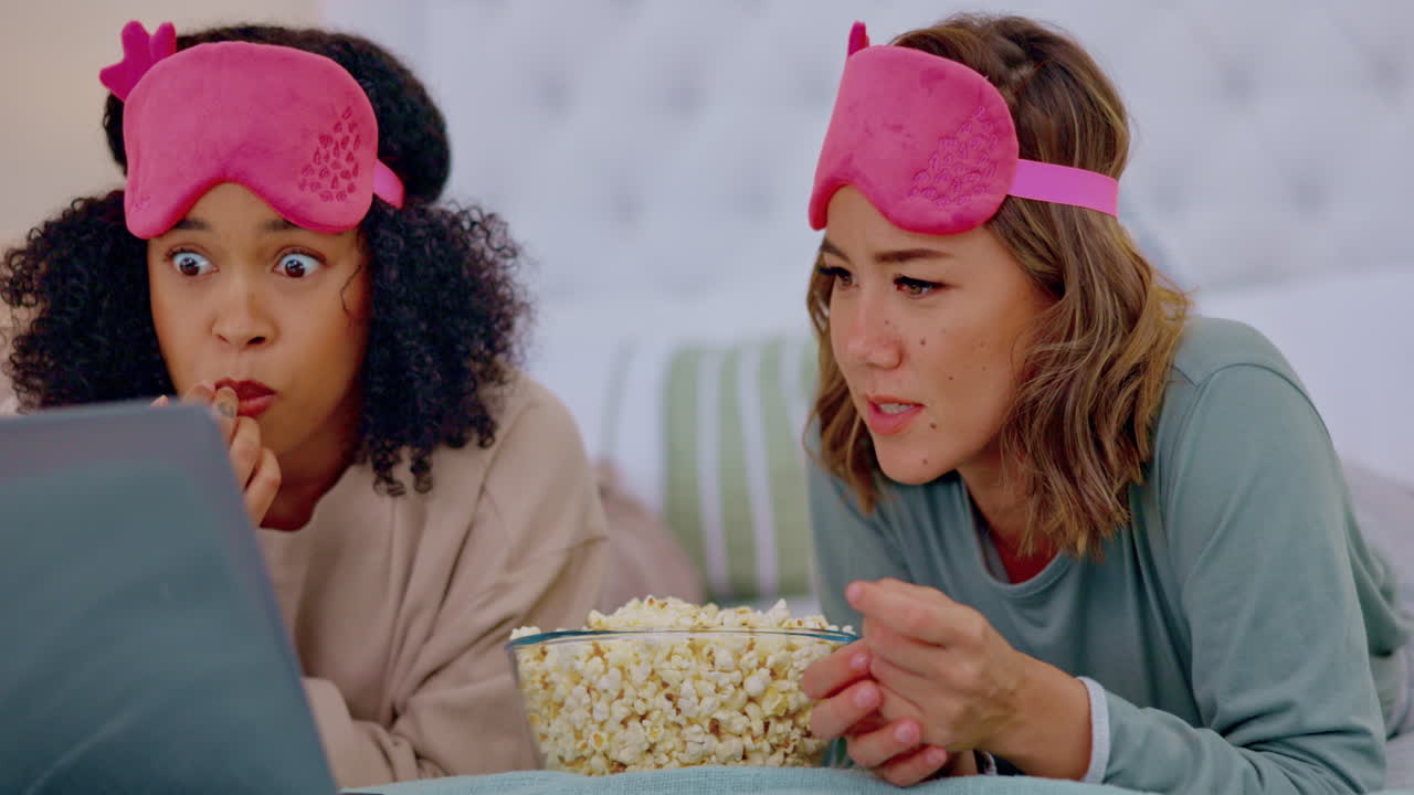 무서운 영화로 침대에 있는 여자 친구들