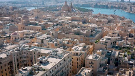 Drone-Volando-Sobre-La-Ciudad-De-La-Valletta-En-Malta