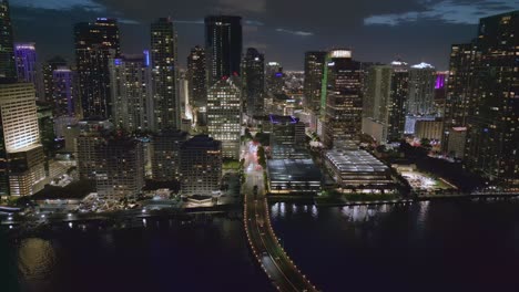 Vista-Aérea-Por-Drones-Del-Puente-De-Miami-Macarthur-Causeway-A-La-Playa-Por-La-Noche,-Florida,-Estados-Unidos