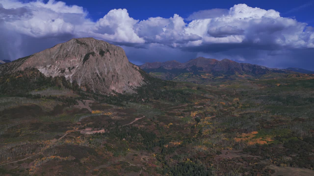 Kebler Pass Marcellina Mountain Afley Ruby Peak Raggeds Wilderness Colorado aerea drone pomeriggio soleggiato autunno nuvole scure cielo blu l Alberi di Aspen Paonia Somerset Crested Butte panoramica in avanti verso l'alto