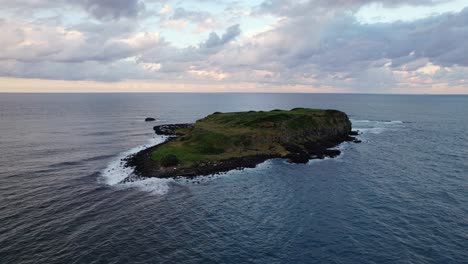 Serene-View-Of-Cook-Island-Near-Fingal-Head,-Northern-Rivers-Region,-New-South-Wales,-Australia