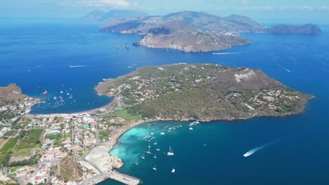 Vista-De-La-Isla-Volcánica-De-Las-Islas-Eolias-Volcánicas-En-El-Mar-Tirreno,-Sicilia,-Italia---Antena-4k