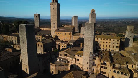 fotografía aérea de drones que establecen las torres medievales en san gimignano, toscana