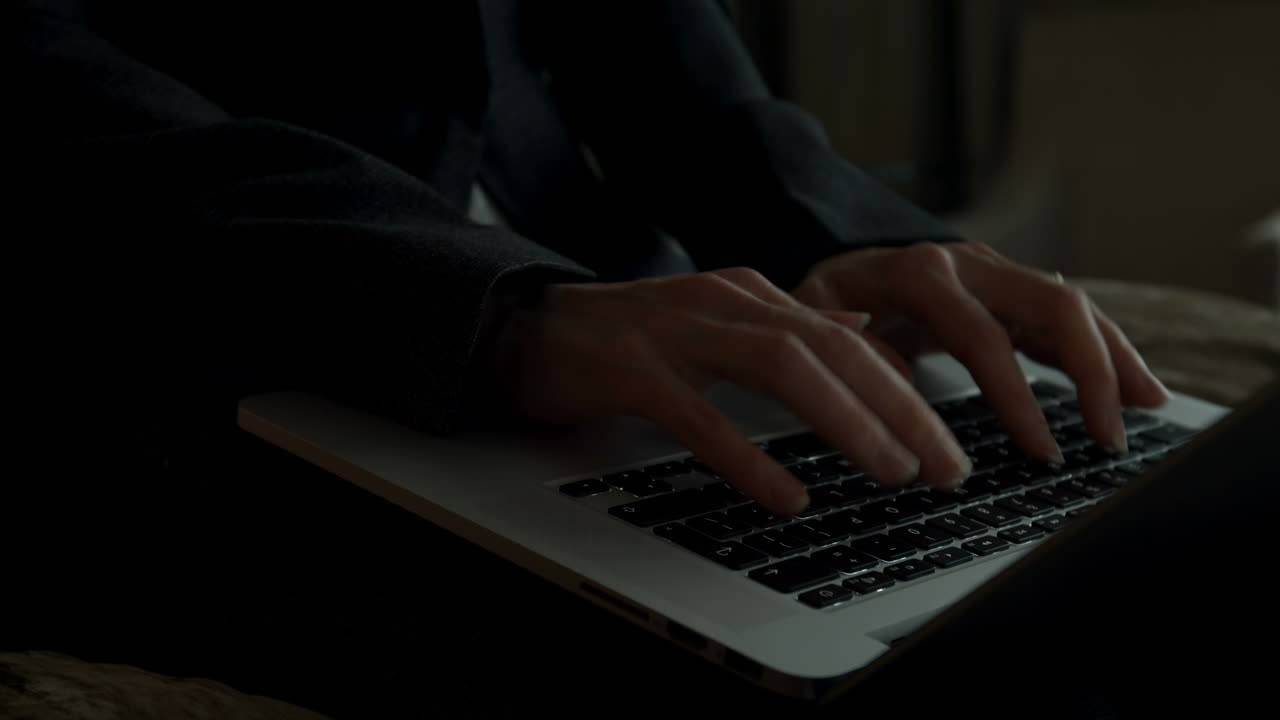 sezione media di una donna d'affari che lavora su un laptop in un hotel moderno 4k