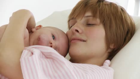 Madre-Joven-Alegre-Con-Su-Bebé-En-Un-Hospital