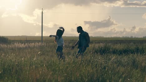 Una-Chica-De-Pelo-Largo-Baila-Con-Un-Hombre-En-La-Pradera-Por-La-Noche.