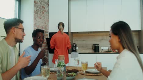 amigos disfrutando de una comida en una cocina moderna