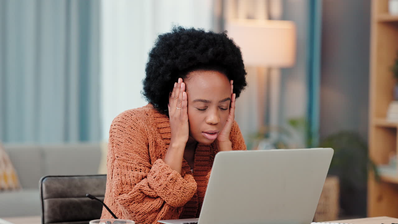 agente de centro de llamadas cansado, estresado y sobrecargado de trabajo
