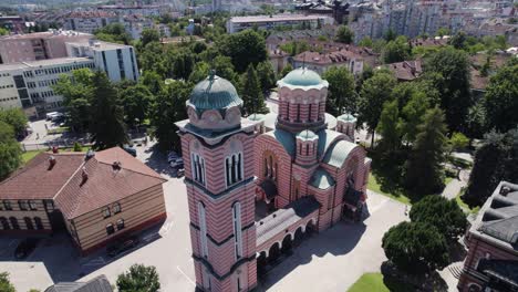 órbita aérea iglesia cristiana ortodoxa de la santa trinidad en bosnia y herzegovina