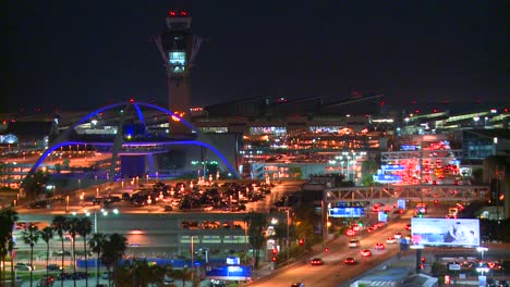 Una-Descripción-General-Del-Aeropuerto-Internacional-De-Los-Ángeles-Al-Anochecer-Con-El-Tráfico-Que-Llega