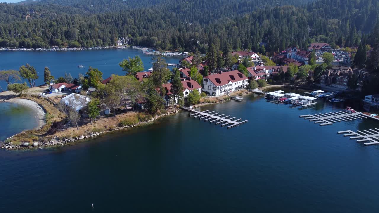 Meta turistica popolare per le attività estive. Lake Arrowhead, California meridionale. Circondata da foreste e da un lussureggiante paesaggio verde nelle San Bernardino Mountains. Bacino di acqua sorgiva