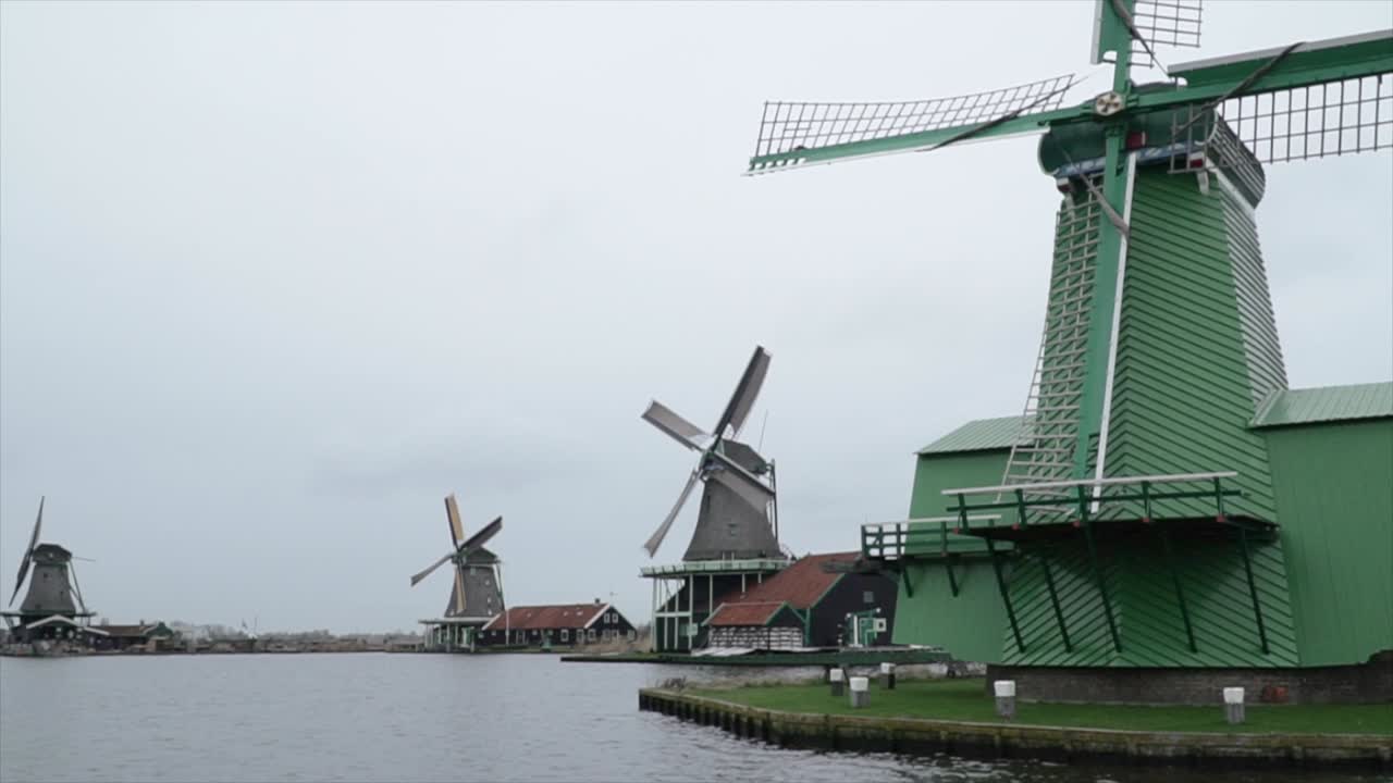 이것은 네덜란드 zaanse schans에 있는 활성 풍차의 샷입니다.