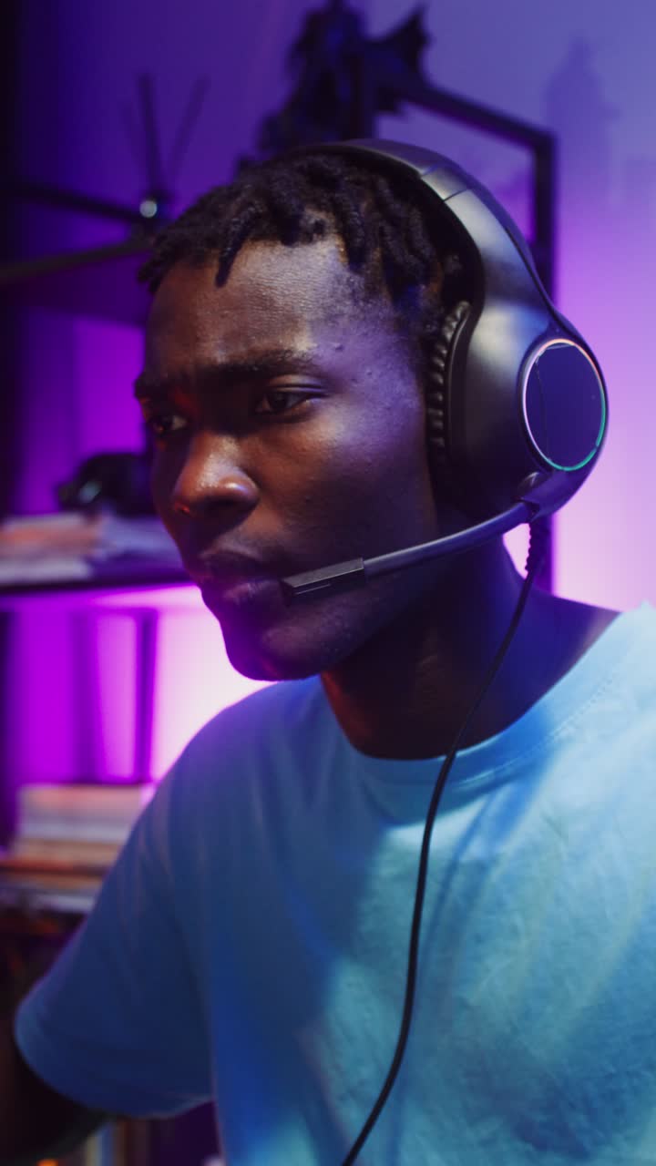 Gamer som spiller videospill
