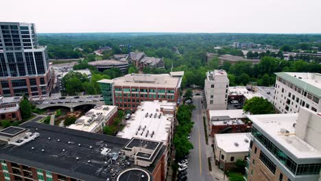 Edificios-De-Gran-Altura-Cerca-Del-Río-Reedy-En-Greenville-Sc,-Greenville-Carolina-Del-Sur