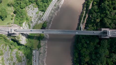 Von-Oben-Nach-Unten-Aufsteigende-Drohnenaufnahme-Der-Clifton-Hängebrücke