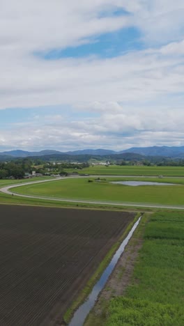 campos expansivos con montañas en el fondo