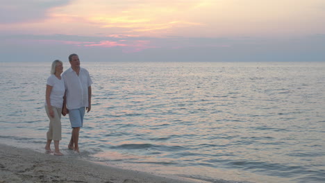 Evening-promenade-at-the-seaside